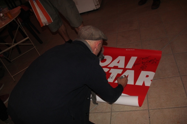 Gari Grèu taking the time to sign a poster for a fan , Live Escale Saint Michel , Aubagne - Photo : Fred reGGaeLover 2014